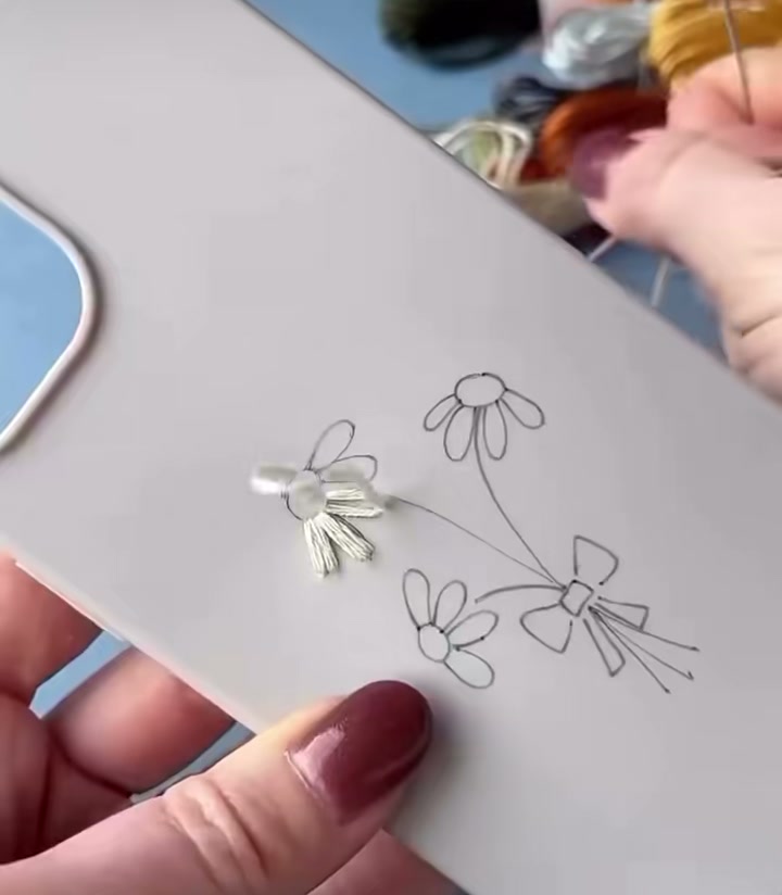 Step 01 — Drawing the daisy bouquet outline on the phone case and beginning the first white petals