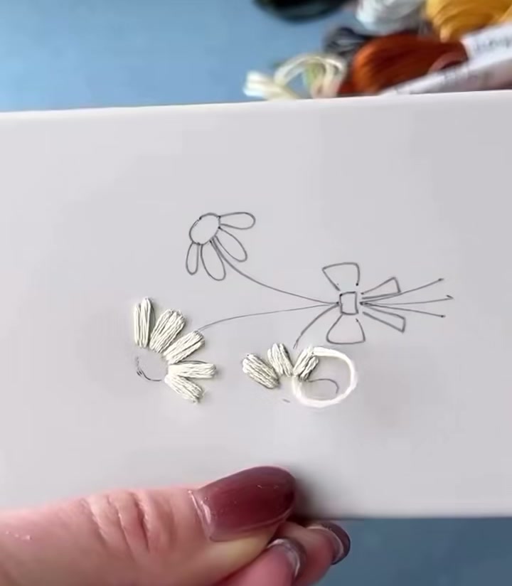Step 03 — The first daisy complete and the second daisy petals beginning