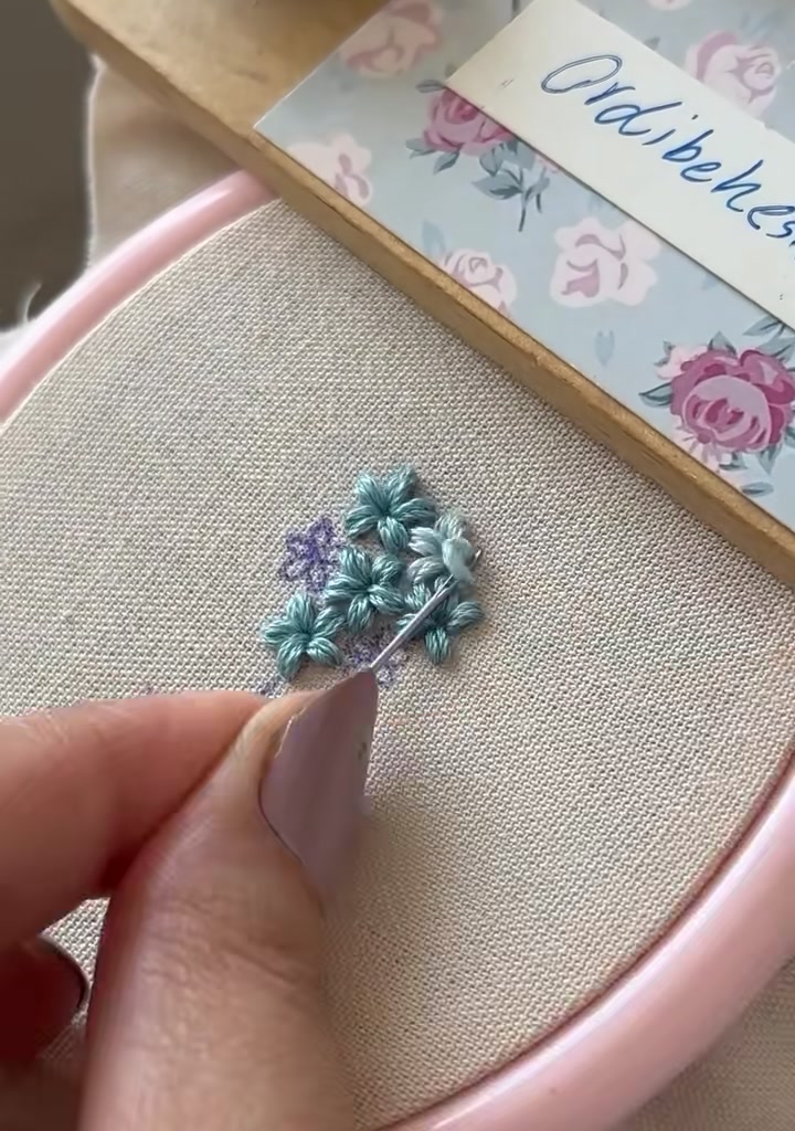 Needle adding a new flower between the bud and the main cluster